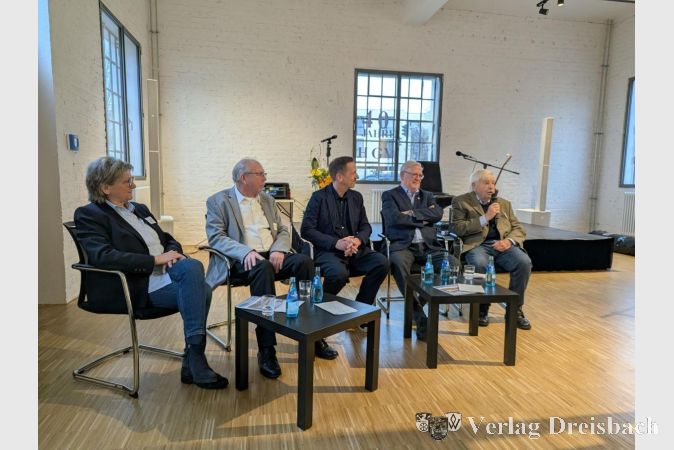 V.l.n.r:: Ulrike Milas-Quirin, Karl Heinz Spengler, Moderator Mathias Münch, Wilfried Hamann und Hans Franssen bei der Gesprächsrunde mit Mitgliedern der ersten Stunde.