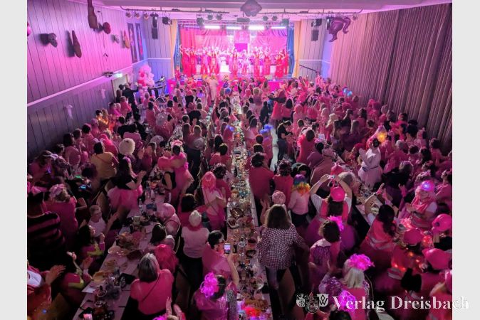 Alles in pink: Im Haus der Vereine dominierte bei den diesjährigen Sitzungen der Wilden Weiber Okriftel eine Farbe überdeutlich.