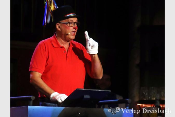 Rotes Hemd, rote Nase, weiße Handschuhe und schwarzer Hut: so kannten die Narren Hansi Greb in seiner Figur "Hobbes" über viele Jahre. Nach der Kampagne will er die Utensilien für immer ablegen.