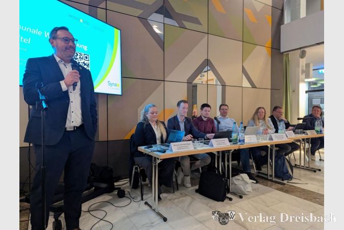 V.l.n.r.: Bürgermeister Christian Seitz, das Projektteam bestehend aus Melanie Schwertfeger, Daniel Hennes, Georg Hiltl und Florian Bienias, Klimaschutzmanagerin Melanie Laier, der Vorsitzende der Gemeindevertretung Alexander Feist und der Erste Beigeordnete Martin Mohr.