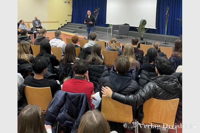Nobert Altenkamp in der Diskussion mit den Abschlussklassen.