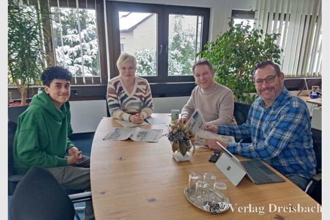 Was sind diese Woche wichtige Themen, die Kriftels Bürgerinnen und Bürger interessieren? Schülerpraktikant Said (15) war Anfang der Woche bei der Themenbesprechung von Bürgermeister Christian Seitz (re.), dem Ersten Beigeordneten Martin Mohr und Pressesprecherin Tina Schehler mit dabei.