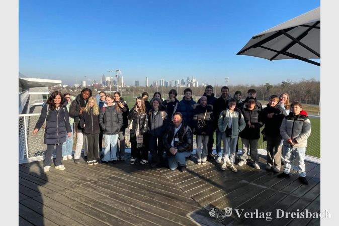 Strahlend blauer Himmel, eisige Kälte und ein toller Ausblick. Es war ein besonderer Ausflug zum DFB-Campus für die Schülerinnen und Schüler.