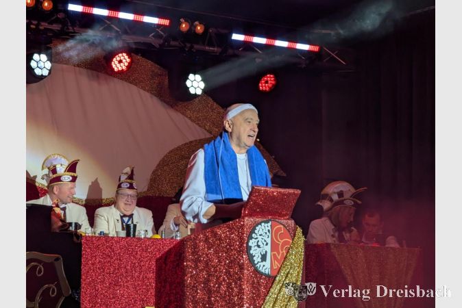 Manfred Göttlicher als Masseur in der Bütt.