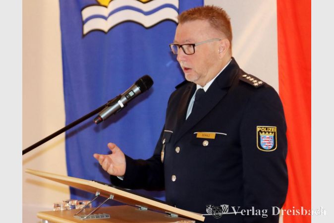 Michael Schulz hielt seine Abschiedsrede vor den Nachbarn von der Feuerwehr. Der Leister der Flörsheimer Polizeistation wechselt im Februar nach Idstein.