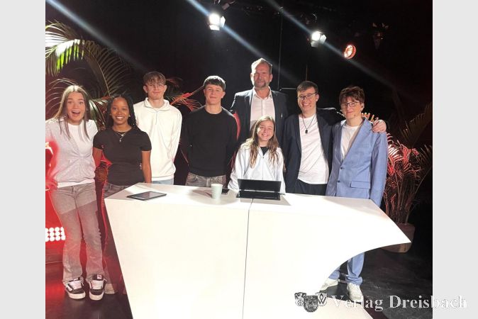 Die jungen Performerinnen und Performer mit Direktor Dr. Christoph Richter.