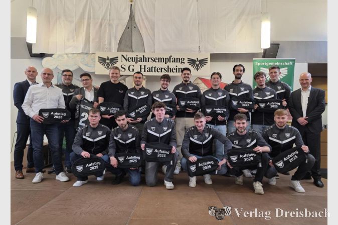 Die 1. Mannschaft der Fußballabteilung wurde zusammen mit ihrem Trainer Francesco Casaluci (3. v. l.) für ihren Aufstieg in die Kreisliga B ausgezeichnet.