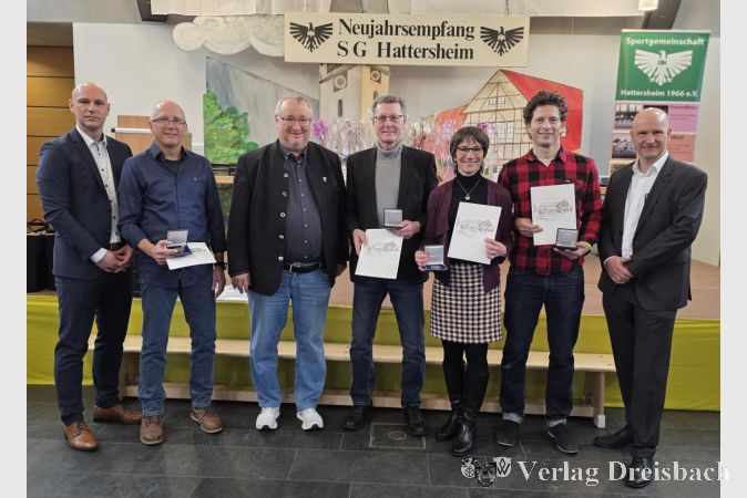 Die Sportplakette der Stadt Hattersheim erhielten vier Leichtathleten für ihre besonderen Leistungen im Seniorenbereich: Ko-Vorsitzender André Bienek, Volker Lellek, Bürgermeister Klaus Schindling, Klaus Herber, Katja Popanda, Christoph Mayer und Ko-Vorsitzender Christian Klein. (v. l.).