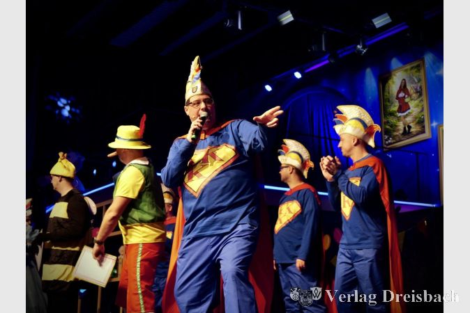 Sitzungspräsident Pasquale Fiore am Mikrophon.