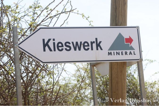 Das Hinweisschild stand zuletzt schon nicht mehr ganz gerade, inzwischen beschäftigt die MTR als Betreiber des Kieswerks sich mit der Nachsorge der Fläche.