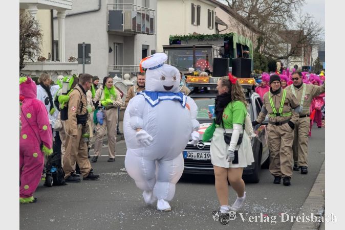 Foto: mpk
Tête-à-Tête zwischen dem Stay Puft Marshmallow Man aus "Ghostbusters" und einer an Bibi Blocksberg angelehnten "Hexe" des Krifteler Karneval Clubs.