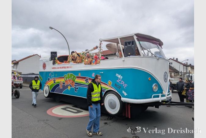 Der Preis für den schönsten Motivwagen ging in diesem Jahr wieder an den CCM. Nach einem Vampirschloss brachte man nun einen Hippie-Bus auf die Straße.