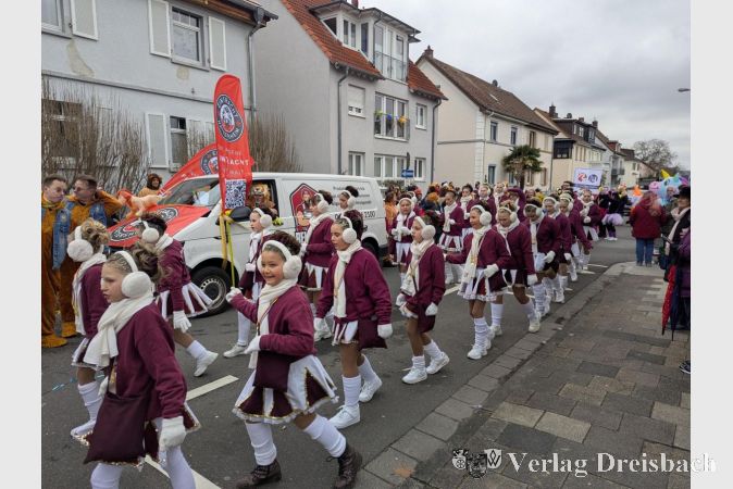 In großer Zahl bereicherten die Mitglieder des 1. Sindlinger Karnevalvereins den Umzug.