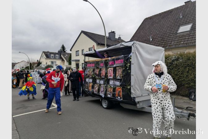 Die Privatgruppe Sascha Krüger präsentierte den "Geheimbund der Bösewichte". Es grüßten der Joker, die Panzerknacker und Cruella De Vil, während auf dem Wagen deutlich wurde, dass auch Trump und Putin zu den Mitgliedern zählen.