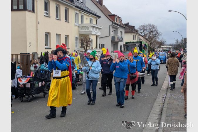 Der Spielmannszug der Okrifteler Feuerwehr mimte Schneewittchen und die sieben Zwerge.