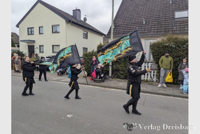 Foto: mpk
Freudig wurden die Fahnen durch die Luft gewirbelt.