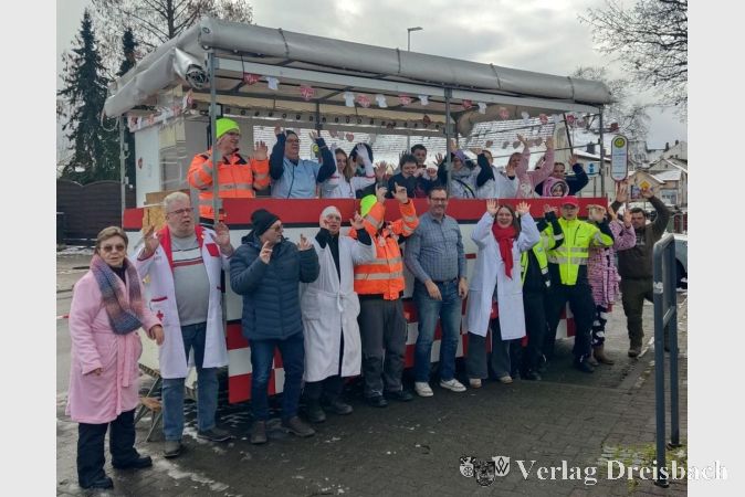 Foto: Gemeinde
Die Heimat- und Festwagengesellschaft stattete dem Rat- und Bürgerhaus samt Bürgermeister Seitz (Mitte) vor dem Umzug in Fischbach noch einen Besuch ab. Dabei konnten sich die fröhlichen Närrinnen und Narrhallesen noch einmal bei einem Frühstück stärken.