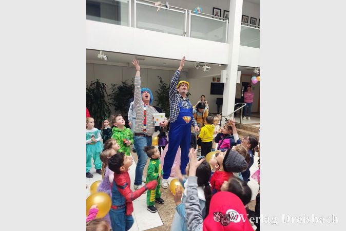 Foto: mpk
Bürgermeister Christian Seitz (rechts) und der Erste Beigeordnete Martin Mohr sparten nicht beim Werfen von Süßigkeiten.