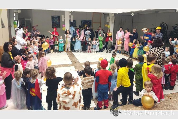 Foto: Gemeinde
Großes närrisches Stelldichein im Foyer des Rat- und Bürgerhauses: Bürgermeister Seitz im Bauarbeiterkostüm (rechts) begrüßte die Kita-Kinder mit ihren Betreuerinnen.