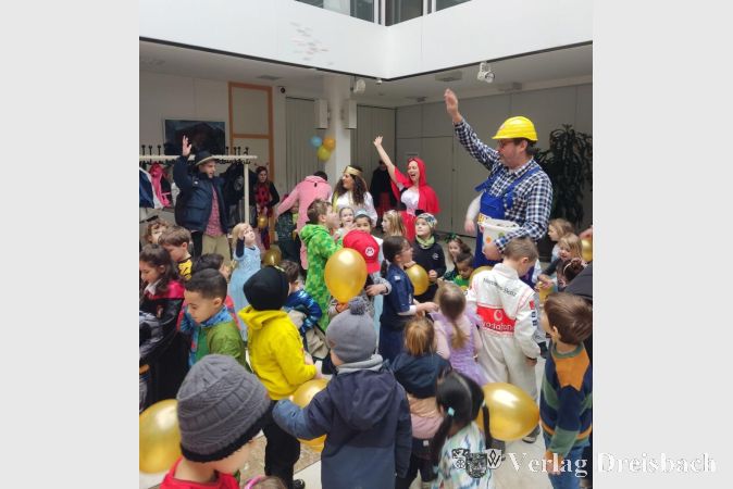 Foto: mpk
Der Besucht der kleinen Närrinnen und Narrhallesen war geprägt von Spaß, Musik, Tanz - und natürlich Naschwaren.