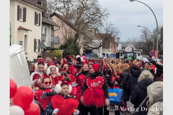 Foto: mpk
Die Hattersheimer Straßen auf dem Zugweg waren am Samstag wieder bevölkert von unzähligen fröhlichen und kostümierten Närrinnen und Narrhallesen.