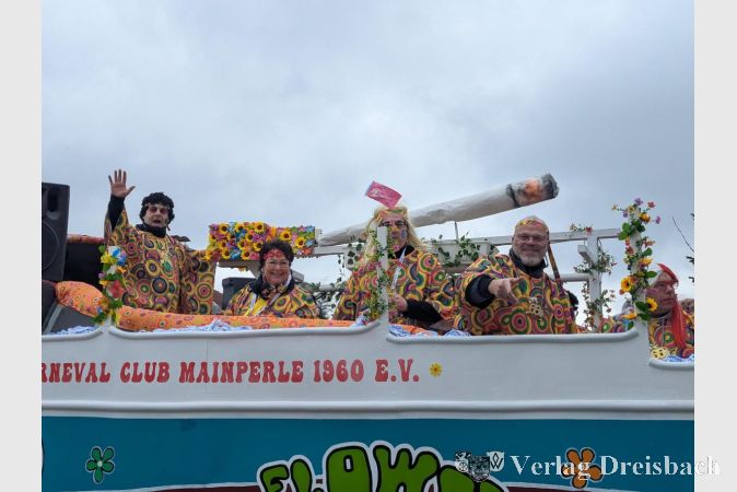Foto: mpk
Der CCM kam im überdimensionierten Hippie-Bus daher, stilecht mit einem nicht minder großen Joint. Die Belohnung: Der Beitrag wurde als schönster Wagen des diesjährigen Fassenachtsumzugs prämiert.