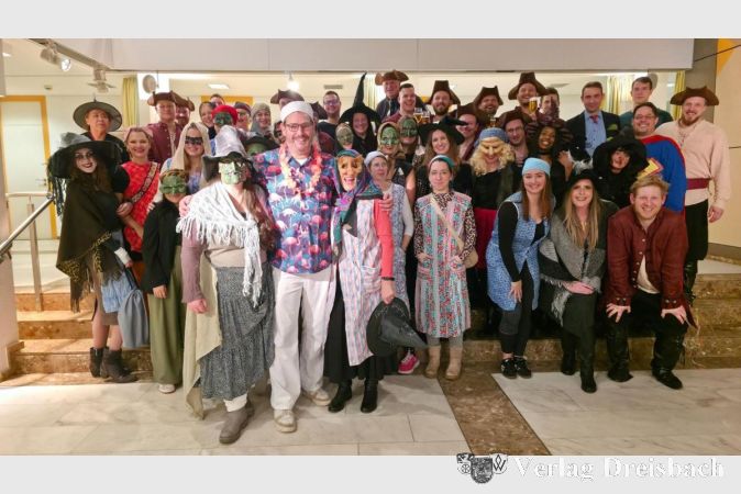 Foto: Gemeinde
Die Hexenschar mit Männer-Tanzgruppe und Bürgermeister Seitz im Rathaus. Neben ihm die „Oberhexen“ Gaby Beese und Danika Rieb.