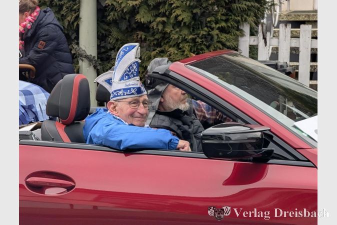 Foto: mpk
Ehrenzugmarschall Dieter E. Freidhof grüßte das Narrenvolk am Wegesrand.