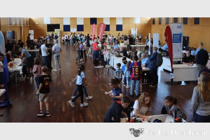 Foto: gus
Immer, wenn - wie hier der VDI-Bezirk bei seinem Experimentiertag in der Stadthalle - Veranstalter viele Menschen zusammenbringen, müssen sie damit rechnen, Kosten für Brandsicherheitspersonal aufbringen zu müssen. Der Stundensatz für solche Kräfte von den Feuerwehren soll nun um ein Drittel teurer werden.