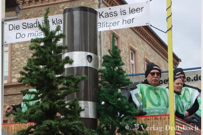 Foto: gus
Die Raabekazze machten sich Gedanken um die Einnahmesituation der Stadt. Der Vorschlag, einfach weitere Blitzer aufzustellen, war unbedingt satirisch zu verstehen.