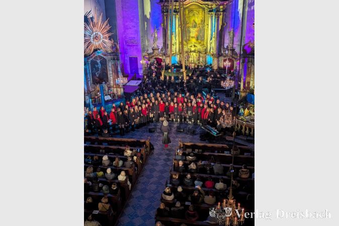 Foto: nab
Musikalischer Jahresabschluss: Rund 120 Schülerinnen und Schüler gestalteten die Weihnachtskonzerte des Graf-Stauffenberg-Gymnasiums in der St.-Gallus-Kirche.