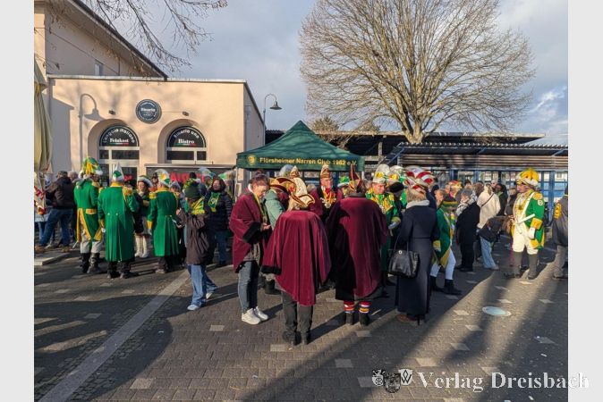 Foto: nab
Viele Gäste am Bahnhofsvorplatz: Zahlreiche befreundete Vereine verfolgten den Auftakt der Fastnacht in Flörsheim.