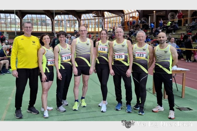 Foto: SG DJK
Die erfolgreichen Hattersheimer Teilnehmerinnen und Teilnehmer der Hessischen Seniorenmeisterschaften: Trainer Klaus Herber, Barbara, Katja, Michael, Elin, Volker, Holger und Ioannis (v.l.).
