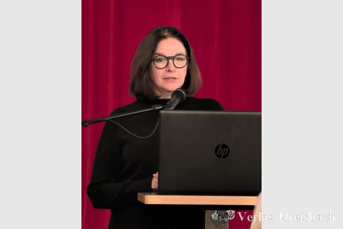 Foto: nab
Birgit Kita, Geschäftsführerin des Vereins "SchUM-Städte Speyer, Worms, Mainz", sprach in der Flörsheimer Kulturscheune über die jüdischen Welterbestätten der drei Städte.