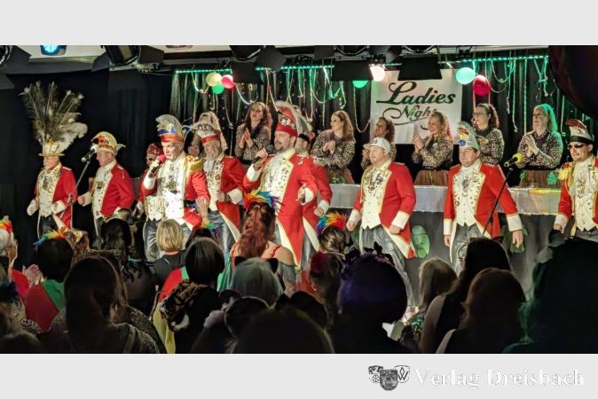 Foto: nab
Gute Laune garantiert: Die Altrheingarde brachte mit ihren Liedern Schwung und Bewegung in den Saal.