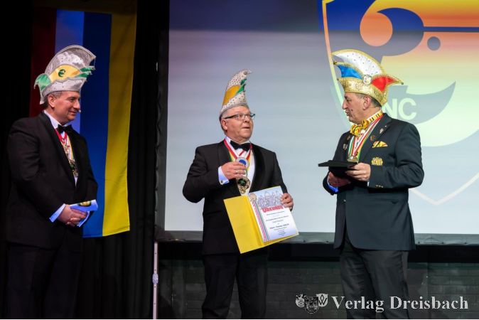 Foto: nab
Auszeichnung für Engagement: Thomas Störch erhielt für seinen langjährigen Einsatz im Flörsheimer Narren-Club den Verdienstorden in Silber der Interessengemeinschaft Mittelrheinischer Karneval.