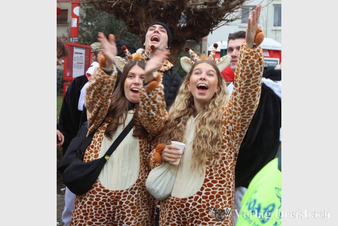 Foto: gus
Fängerinnen im Doppelpack: die beiden Damen im Wildtierkostüm strecken sich dem anbahnenden Regen Wurfguts entgegen.