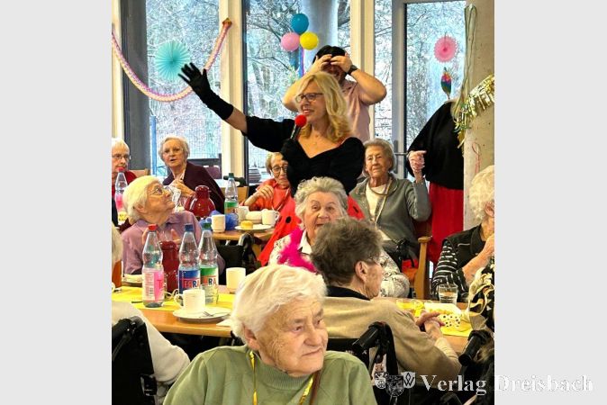 Foto: Kursana
Frohgelaunte Senioren und andere Partygäste hatten im Kursana Domizil viel Spaß bei der Faschingsfeier.