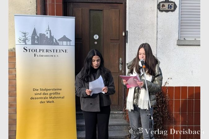 Foto: nab
Schülerinnen und Schüler der Sophie-Scholl-Schule und des Graf-Stauffenberg-Gymnasiums gestalteten die Gedenkveranstaltung mit Wortbeiträgen an mehreren Stationen im Stadtgebiet.