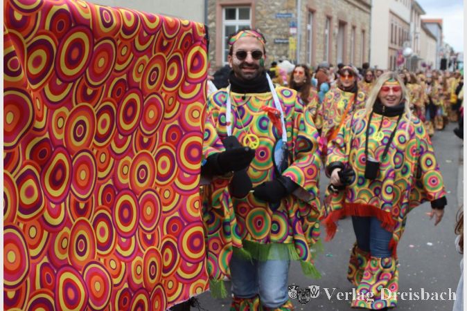 Foto: gus
CC Mainperle Okriftel verwirrte mit psychedelischen Mustern der späten 1960er-Jahre die Augen der Betrachter.