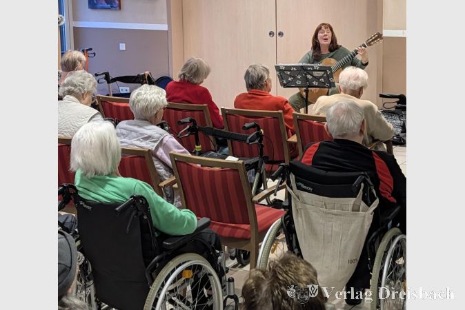 Foto: nab
Ein musikalischer Nachmittag voller Erinnerungen: Schlagerklassiker sorgten für gute Stimmung in der Seniorenresidenz.