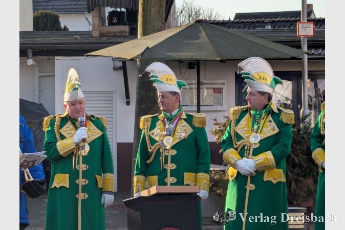 Foto: nab
Dank an das Ehrenamt: Stadtverordnetenvorsteher Michael Kröhle (l.) würdigte gemeinsam mit Simeon Dimitriadis und Heinz Schäfer (r.) das Engagement der Aktiven des Flörsheimer Narrenclubs.