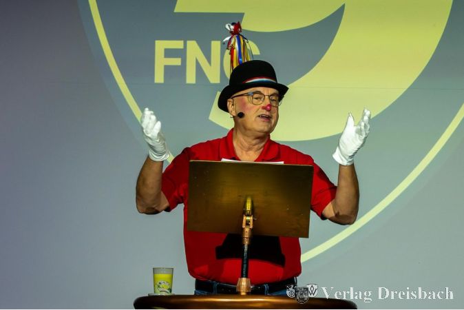 Foto: nab
Abschied in der Bütt: Hans-Joachim Greb alias „Hobbes“ stand erstmals beim FNC in der Bütt und verabschiedete sich zugleich mit stehenden Ovationen von der närrischen Rednerbühne.