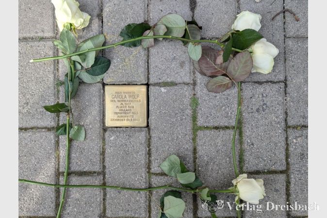 Foto: nab
In der Hospitalstraße 16 wurde mit einem Stolperstein an Carola Wolf erinnert, die 1943 nach Auschwitz deportiert und dort ermordet wurde.