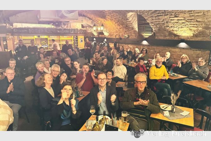 Foto: Grüne
Zum 27. Mal füllte der Politische Aschermittwoch der Grünen den Posthofkeller. Vorne in der Mitte Dr. Anna Lührmann (MdB) und Matthias Wagner (MdL).