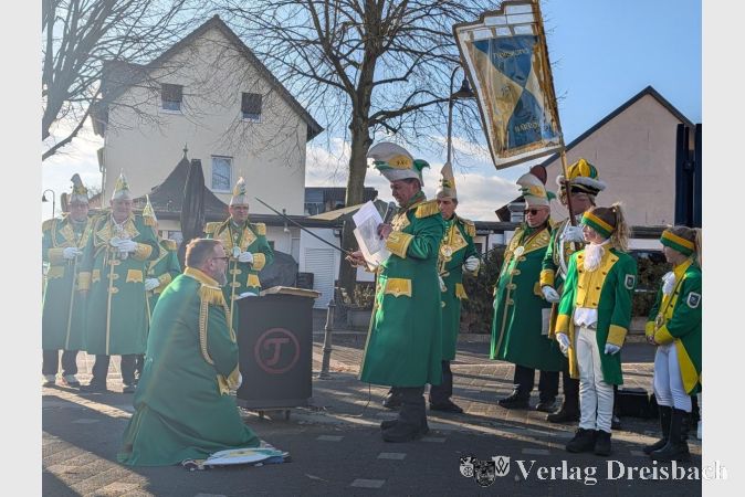 Foto: nab
Ordensverleihung mit Tradition: Karsten Schwarz wurde im närrischen Zeremoniell mit dem Goldenen Vlies ausgezeichnet und zum Ritter geschlagen.