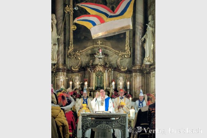 Foto: nab
Über dem Altarraum schwebte eine Narrenkappe: Der 19. Fastnachtsgottesdienst in der Galluskirche war gut besucht.
