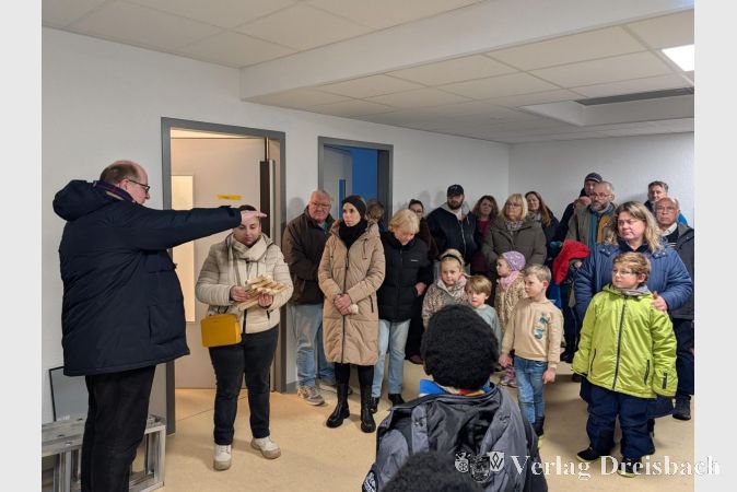 Foto: nab
Pfarrer Meudt segnete auch die Kreuze für die fünf Gruppenräume, die in der neuen Kita ihren Platz finden sollen.