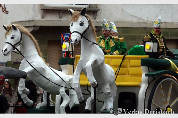 Foto: gus
Hier sieht es fast so aus, als würde die Kutsche der FNC-Chefs um Heinz Schäfer tatsächlich von den Pferden gezogen.