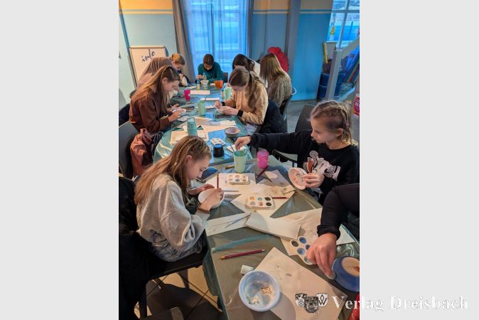 Foto: nab
Kreativarbeit im Güterschuppen: Zwölf Mädchen gestalteten im Rahmen des Winterferienprogramms eigene Keramikstücke.